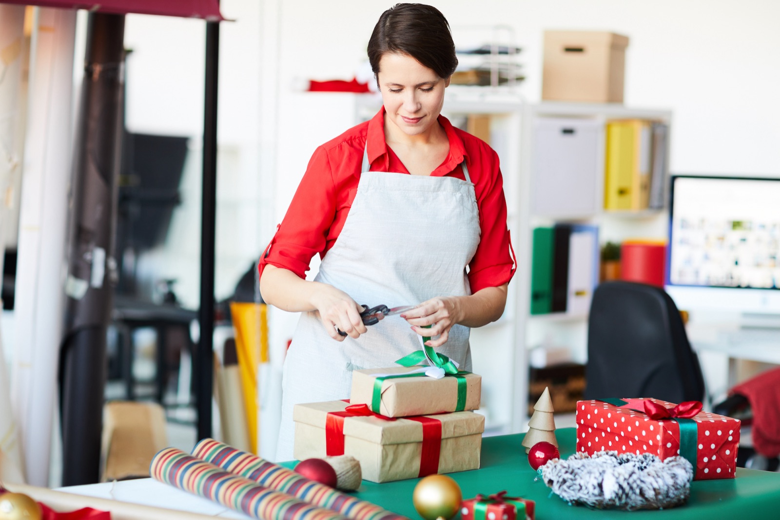 Weihnachtsvorbereitungen im Einzelhandel: Geschenke werden verpackt