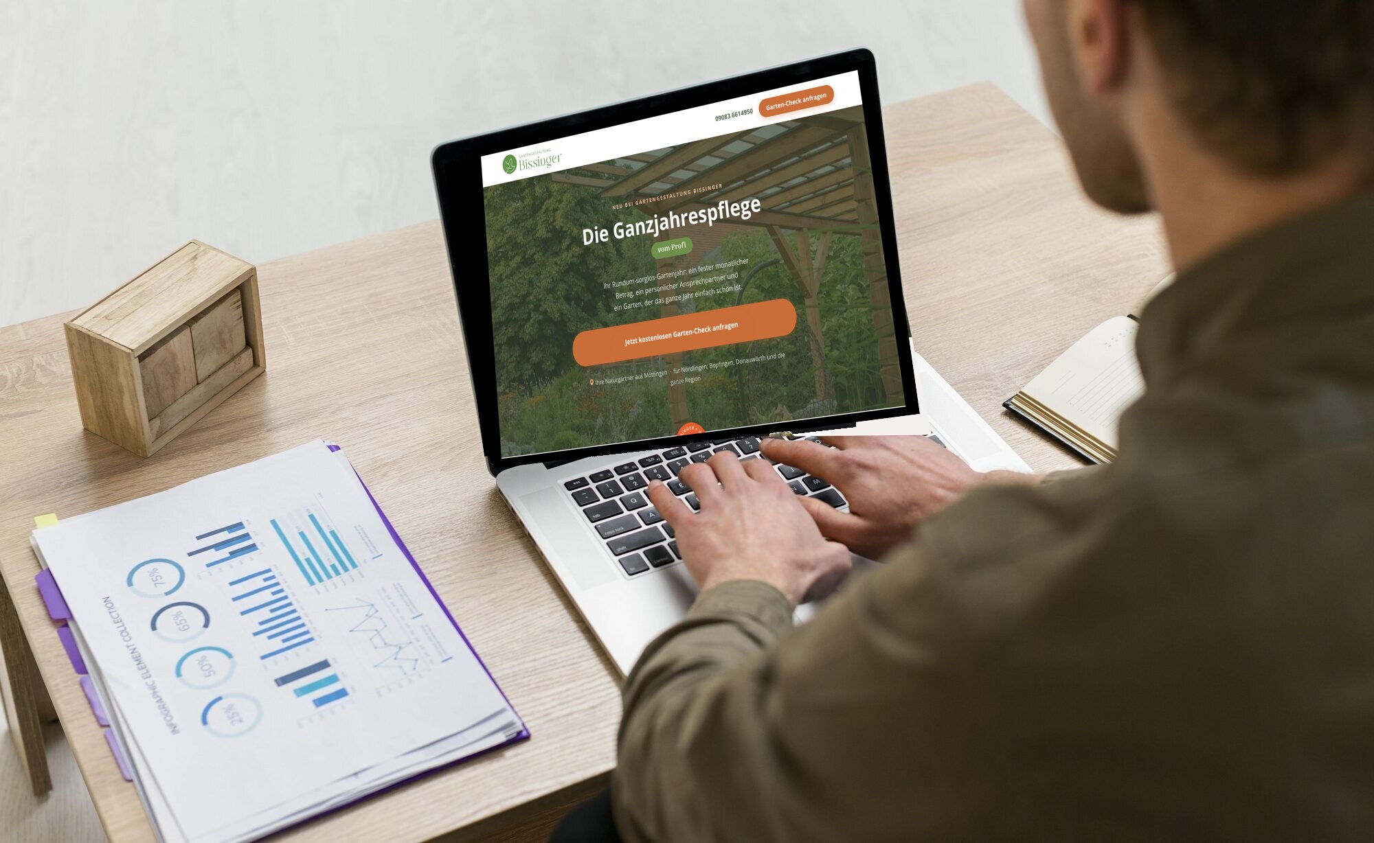 Landingpage für Gartenpflege auf einem Laptop am Arbeitsplatz